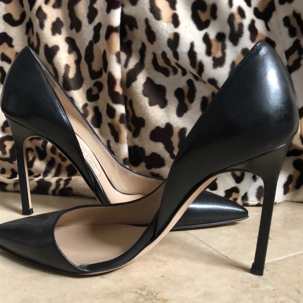 Manolo Blahnik Stresty black leather pump
